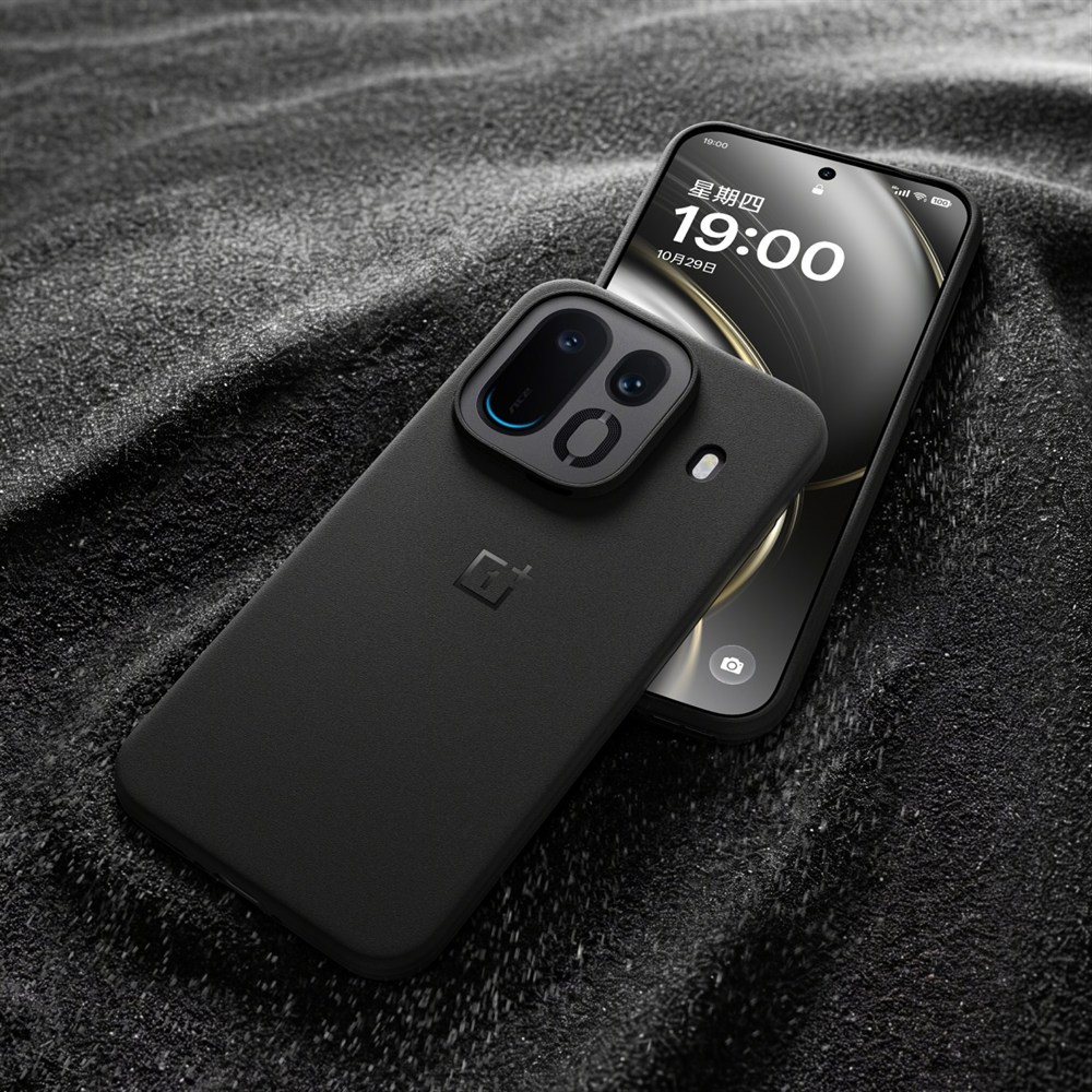 Funda magnética Sandstone puesta en el OnePlus Ace 7 Pro